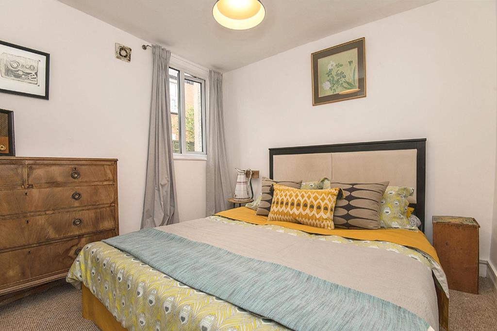 Lot: 143 - THREE STOREY THREE-BEDROOM TOWN HOUSE - Guest bedroom